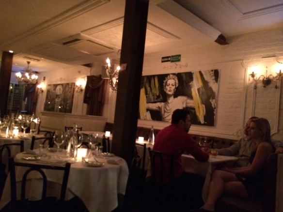 A Kate Moss estilizada ali na parede dando um alô.